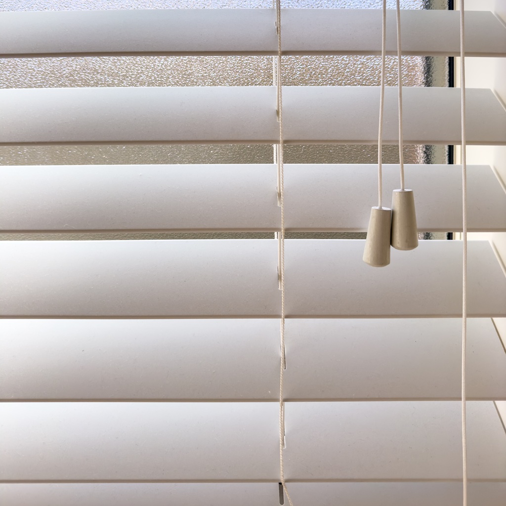 Persianas de imitación madera instaladas en una ventana